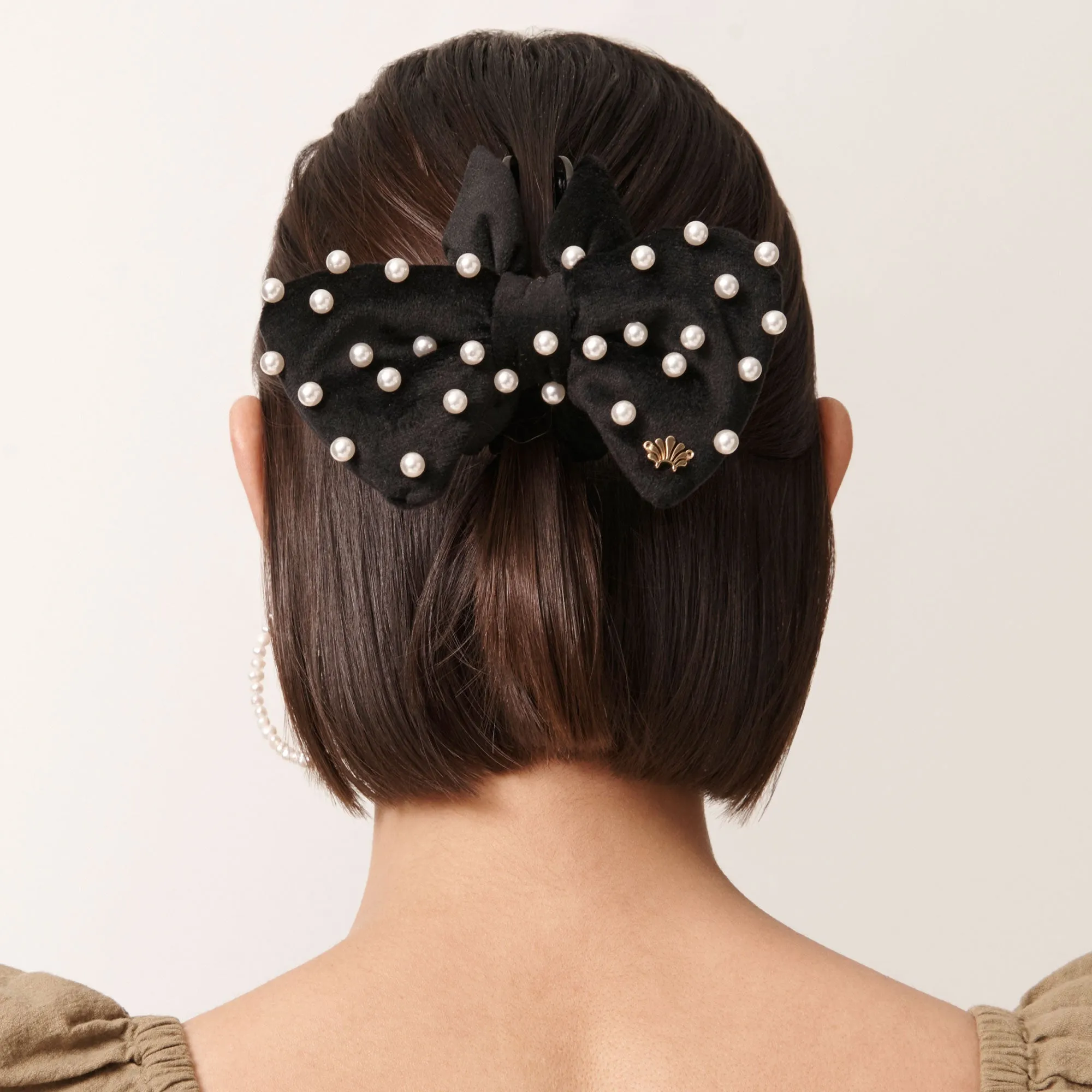 JET PEARL VELVET SIMONE BOW CLIP